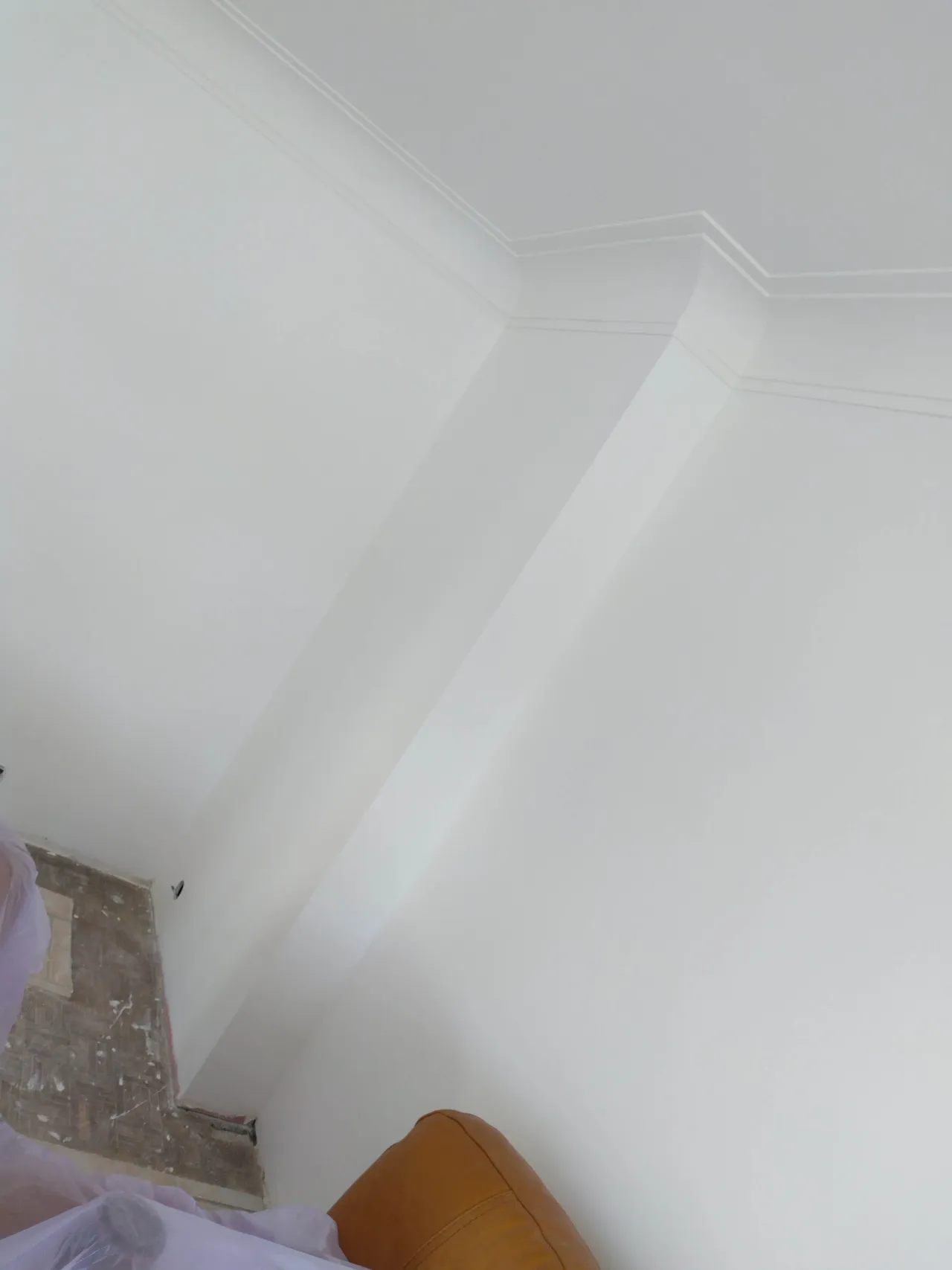 Conduit de cheminée après mon intervention (retrait de la tapisserie, rebouchage, peinture, ornementerie)
