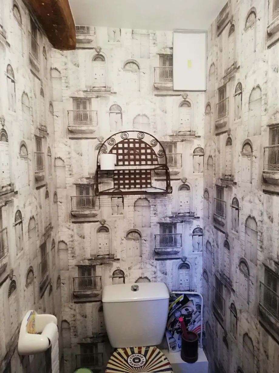 Application d'un papier peint blanc avec des fenêtres et balcons