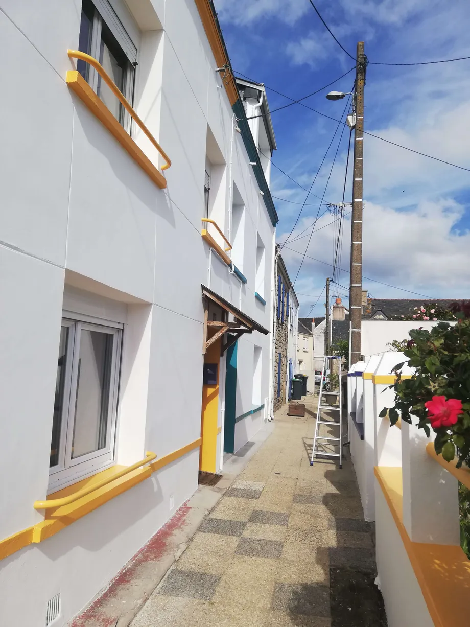 Façade de la même maison après mon intervention, vue de côté