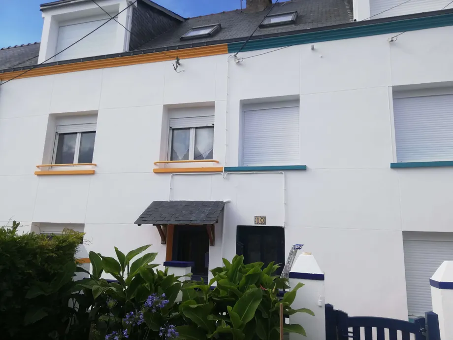Façade de la maison après mon intervention (façade repeinte en blanc avec une peinture spéciale perspiration)
