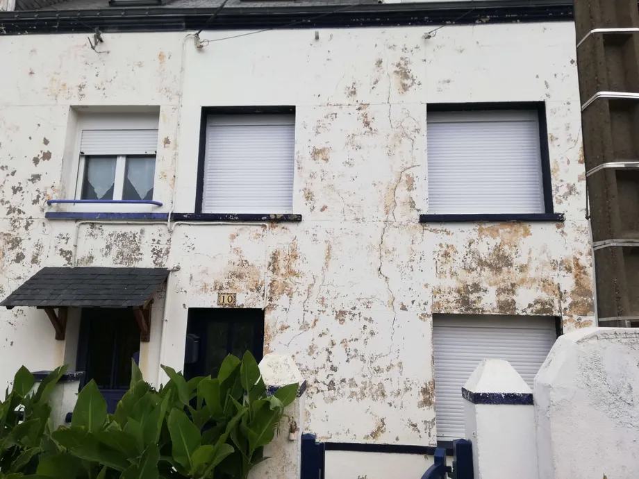Façade d'une maison avant mon intervention (fissures, décrépitement)