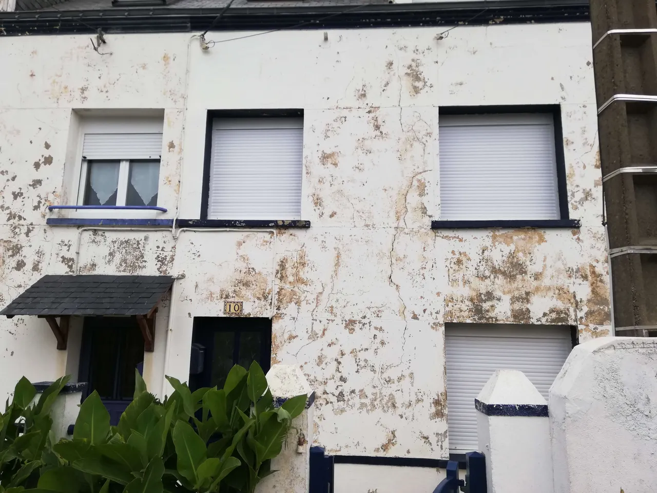 Façade d'une maison avant mon intervention (fissures, décrépitement)