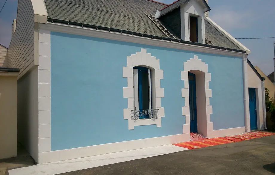 Ravalement de façade de maison de pêcheur et peinture extérieure bleu clair