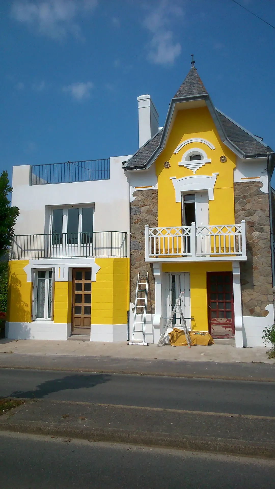 Ravalement de façade et peinture extérieure jaune